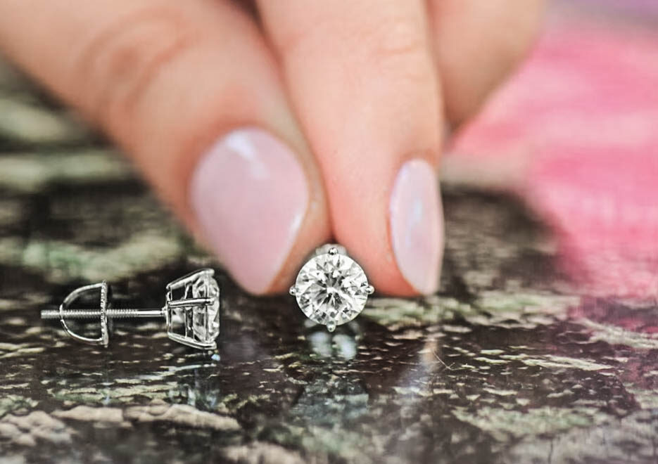 A Step-by-Step Guide to Cleaning Diamond Earrings at Home