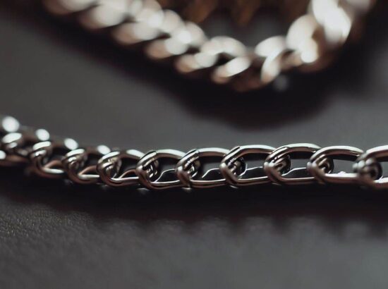 What is a curb chain in jewelry